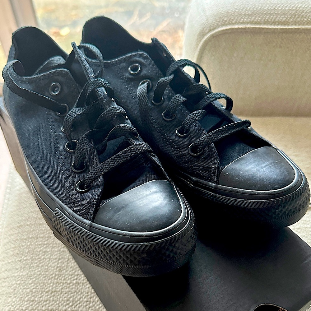 NEW IN BOX. Black converse 8 women. 6 men. Unisex. They were gifted and too big